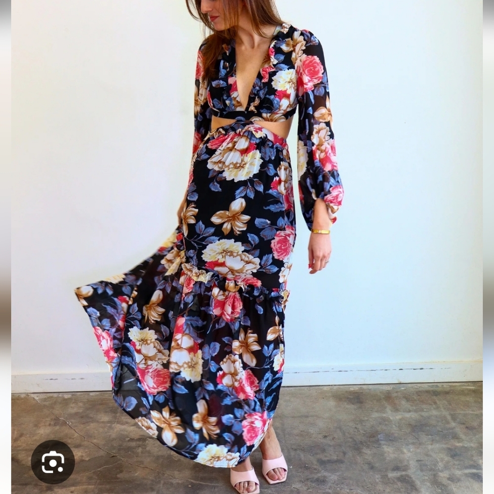 Floral Maxi Dress with V-Neck. Bundle 3+ items & save 25% automatically! 🛍️